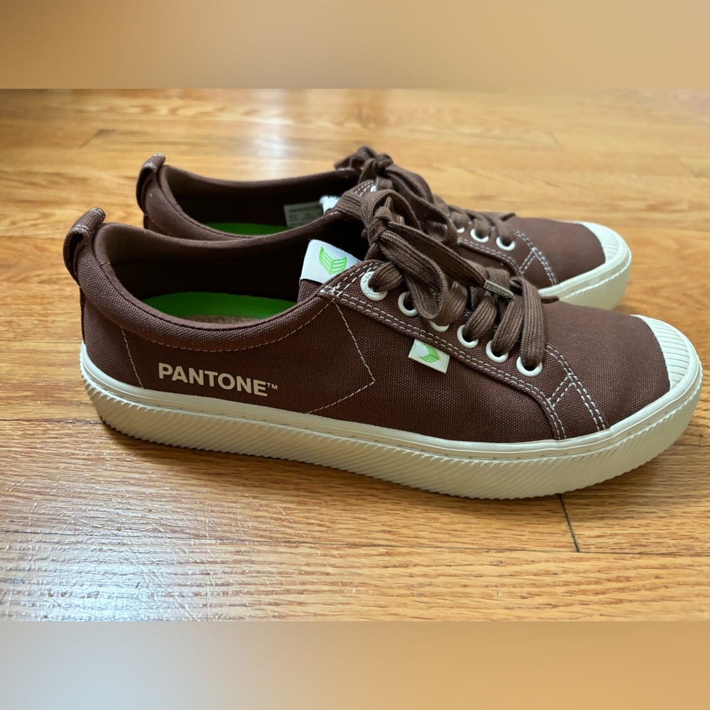 Cariuma sneakers like new